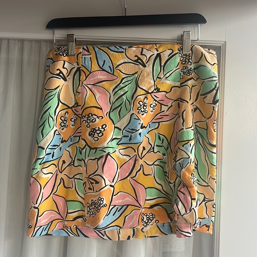 ASTR THE LABEL: COVINA TROPICAL PRINT MINI SKIRT WITH SLIT